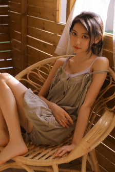 他缓慢而有力的撞着